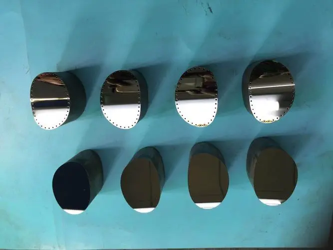 Mirror polishing is a surface treatment technique that achieves a high degree of gloss and smoothness similar to a mirror by grinding and polishing the surface.